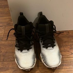 Big boys, size 3 under armor football cleats. Worn once!